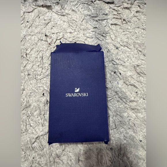 Swarovski Elegant Green and Silver Necklace - Picture 3 of 11